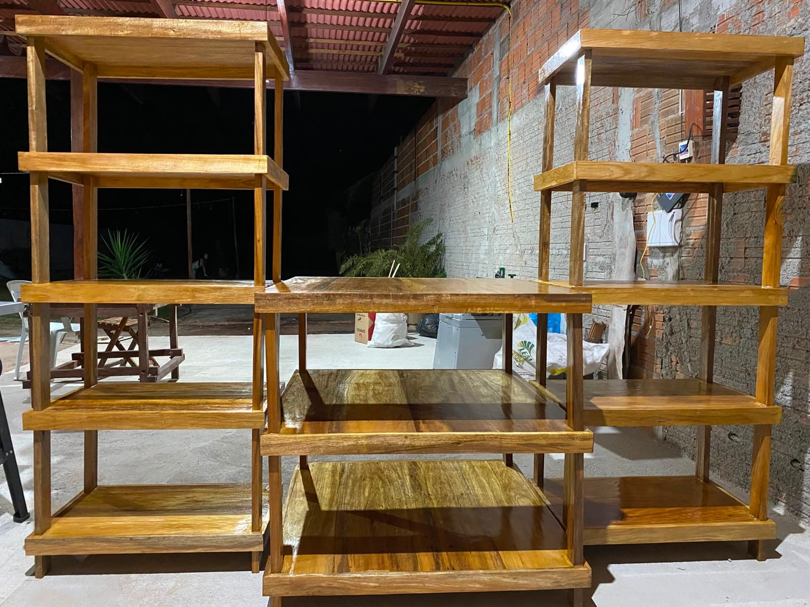 Estantes e mesa de centro. Duas estantes e uma mesa de centro no mesmo acabamento.