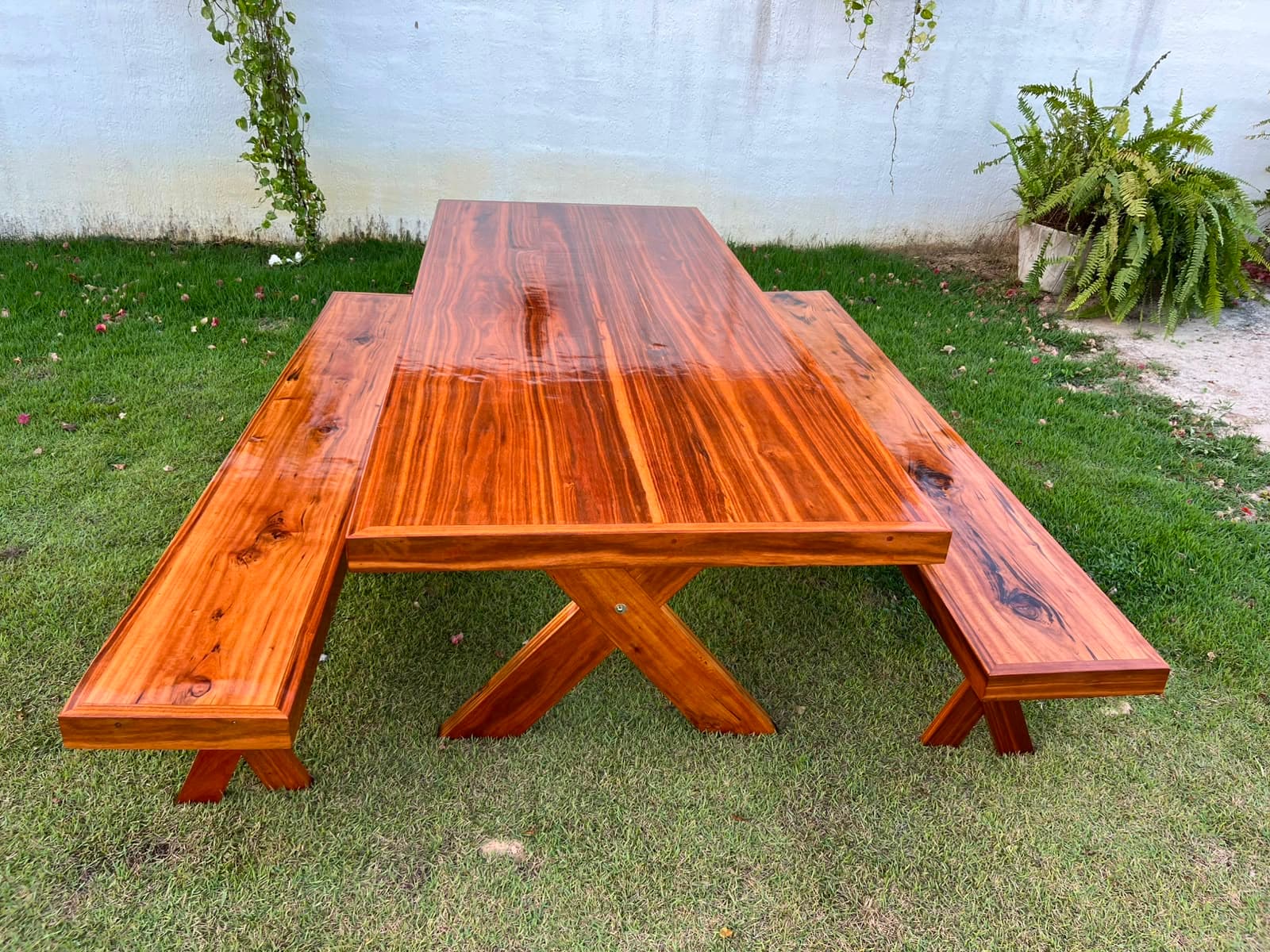 Mesa com bancos. Mesa e bancos em madeira maciça, com pés cruzados em X.