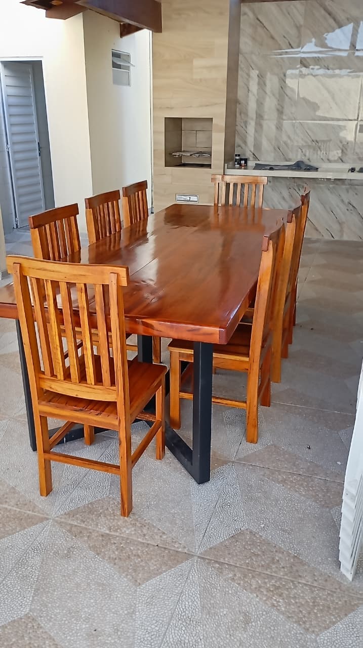 Mesa da área gourmet. Mesa de jantar com cadeiras, instalada na área gourmet.