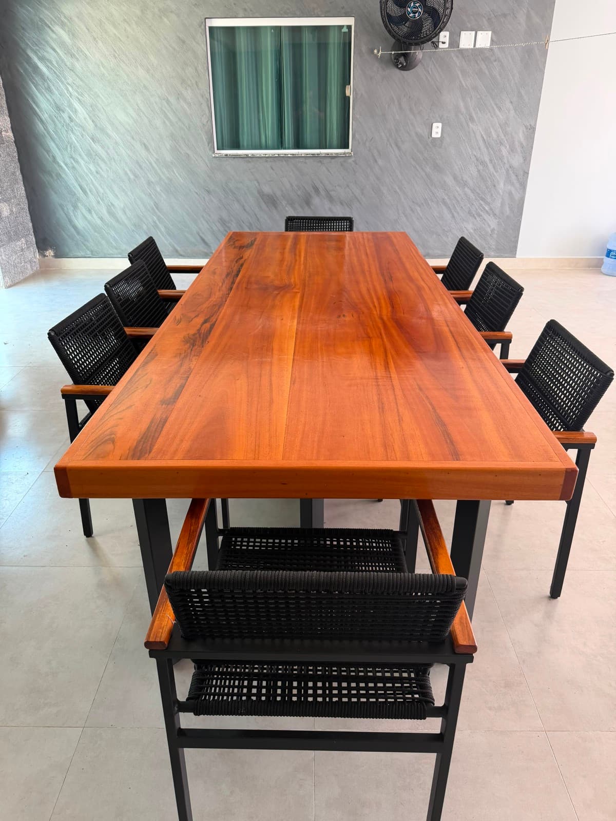Mesa de refeitório. Tampo corrido em madeira maciça sobre estrutura de ferro.