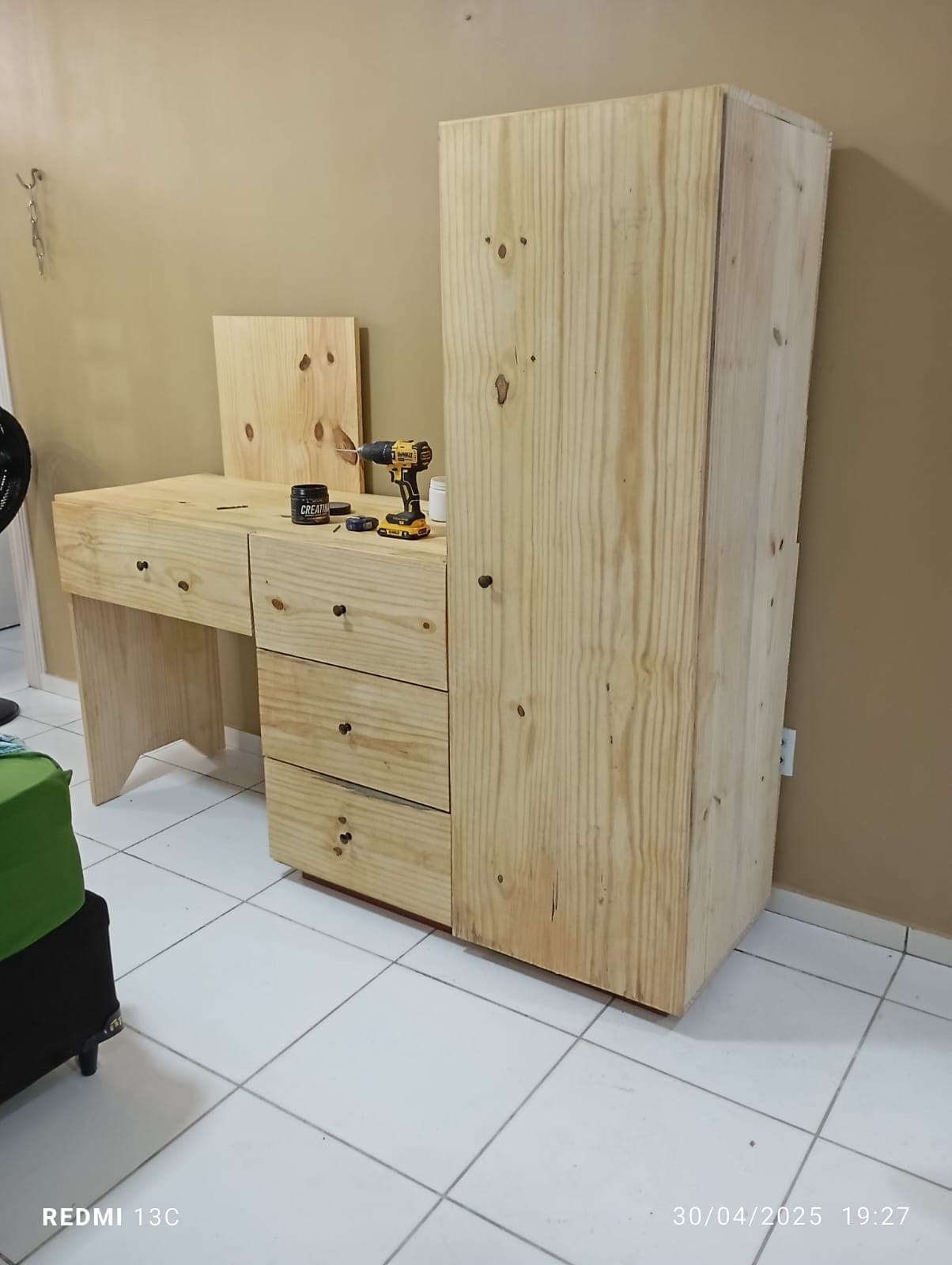 Guarda-roupa e escrivaninha em madeira maciça, com gavetas e cabideiro