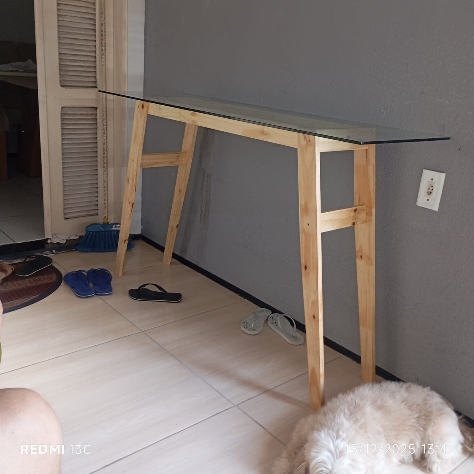 Mesa com base em madeira maciça e tampo de vidro